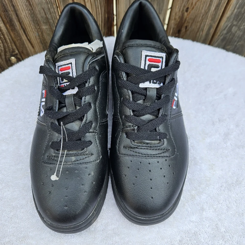 Fila Big Kids  Black and Red Sneakers  Size 5 - Picture 8 of 16
